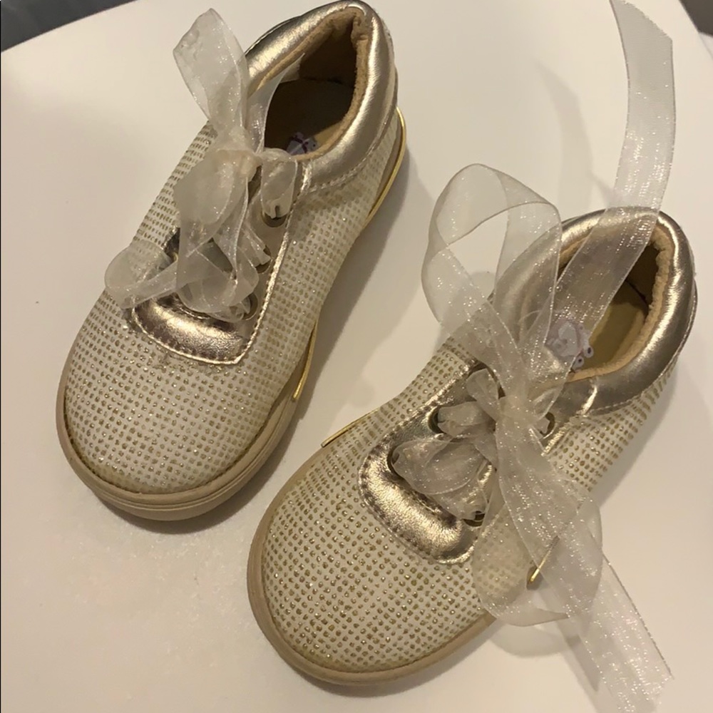 Gold glittery girl sneakers size 6